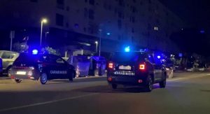 Prima danneggia un'auto, poi minaccia i carabinieri: 32enne fermata e sottoposta a Tso