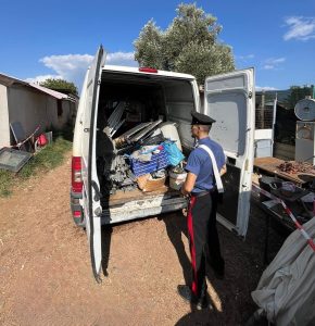 Furgone carico di rifiuti pericolosi, sequestrato