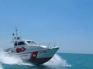 Peschereccio imbarca acqua e rischia di affondare in mare