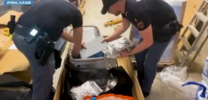 Una tonnellata di hashish nei box auto, due arresti