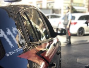 Rapina macelleria armato di coltello: bloccato dai passanti dopo la violenta lite