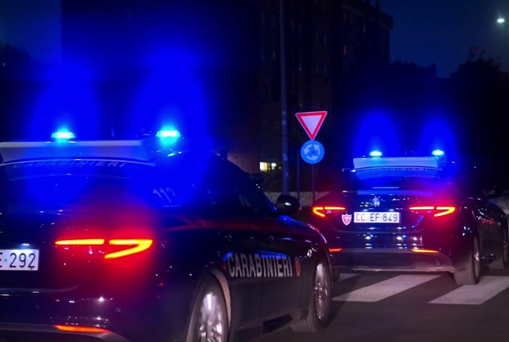 Rompe vetro per rubare auto. I cittadini lo vedono e lo fanno arrestare