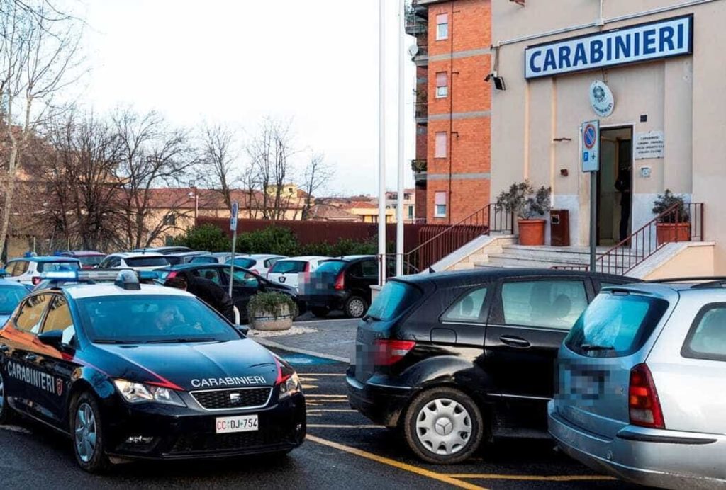 "Mi servono soldi per i figli". La truffa del finto corriere che ruba vestiti