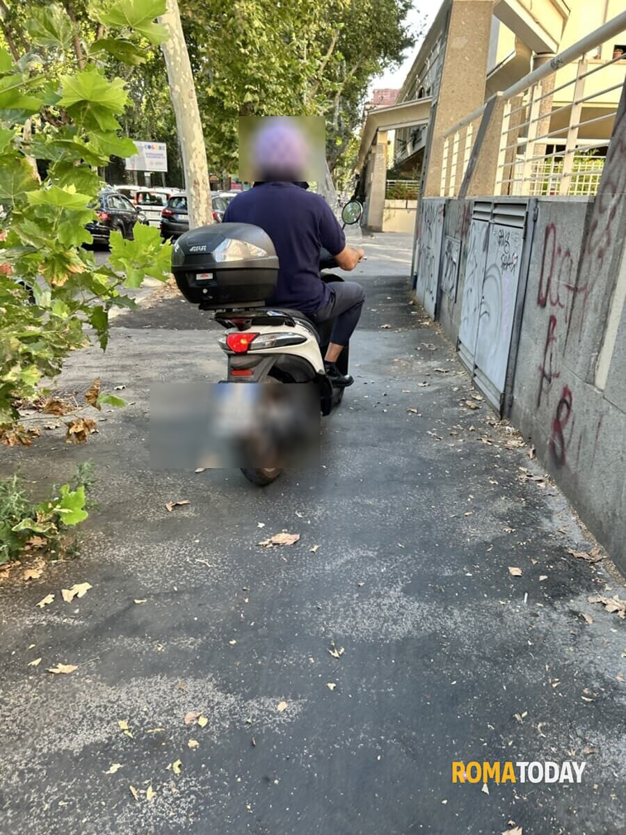 I marciapiedi, corsie preferenziali dei motociclisti per sfrecciare via dal traffico