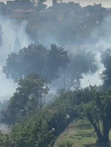 VIDEO | Incendio a Torrevecchia, le fiamme minacciano le case e un supermercato
