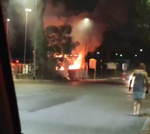 Incendio a Roma 70: bruciano rifiuti nel capanno di legno