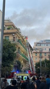 Pigneto, la candela scatena l'incendio nel b&b. Due intossicati: palazzina evacuata