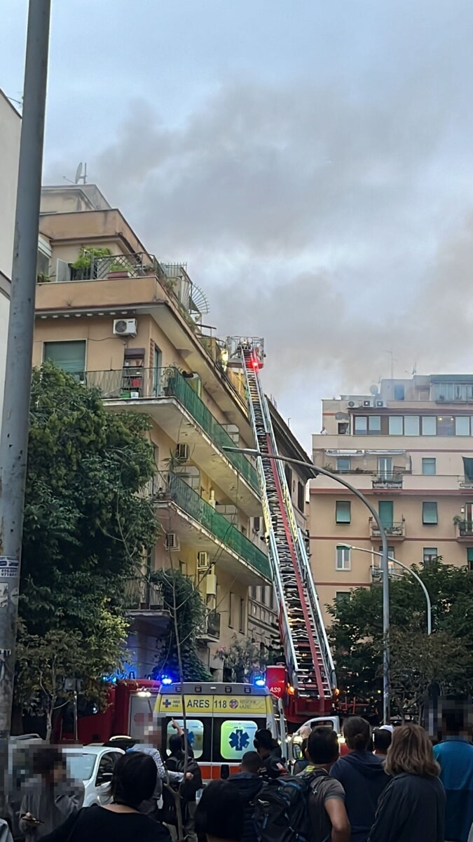 Pigneto, la candela scatena l'incendio nel b&b. Due intossicati: palazzina evacuata