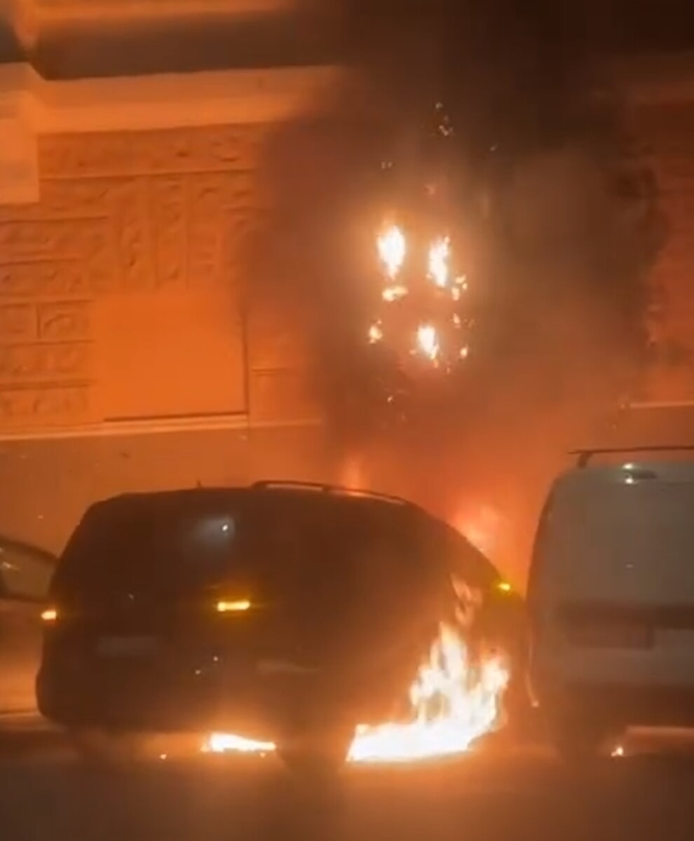 Incendio all'Esquilino, auto in fiamme nella notte. I residenti: "Qui è caos tra vetri spaccati e roghi"