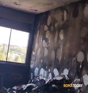 Dopo il rogo dell'alloggio Ater Emiliano e la mamma invalida non hanno un posto dove andare: "Dal 14 settembre saremo a spasso"