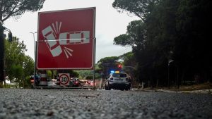 Incidente in via Collatina, pirata della strada fugge lasciando a terra un ferito