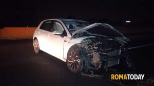 Incidente in autostrada: si schiantano con auto a noleggio contro guardrail, poi scappano per le campagne