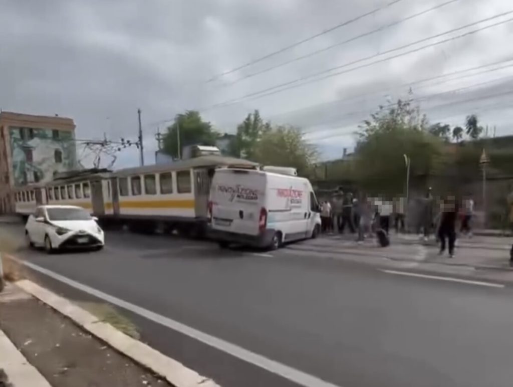 Sulla Termini-Centocelle si scontrano trenino e furgone