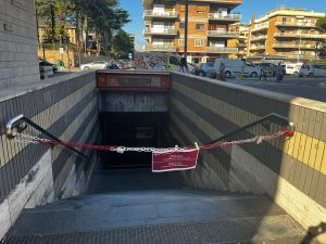 Vandali a stazione Cornelia: tagliati i nastri di 2 scale mobili. Chiusi tre ingressi
