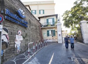 Le cure pediatriche a Roma sono un affare (privato) del Vaticano