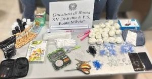 A spasso con la droga. A casa un chilo di cocaina già divisa in dosi