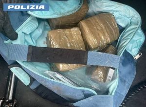 Mamma e figlio in fuga sul Gra con oltre quattro chili droga: arrestati