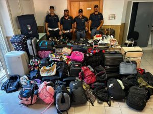 Dalle valigie agli orologi rubati: la refurtiva dei turisti ritrovata nel campo rom