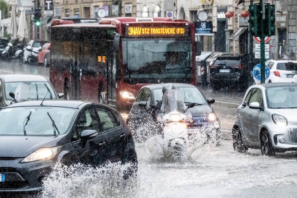 Meteo a Roma, torna la pioggia e scatta l'allerta maltempo arancione