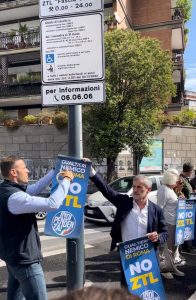 "Rimuovete quei manifesti anti ztl". L'ordine via radio ai vigili scatena la polemica. La spiegazione del Comando