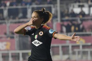 Manuela Giugliano in corsa per il Pallone d'Oro: è la prima italiana di sempre candidata al titolo