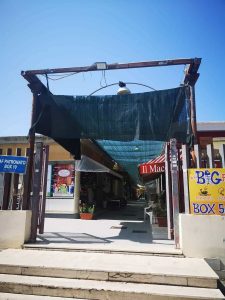 Mercato Borgo Ticino senza illuminazione e coperture: "Non si può lavorare così"