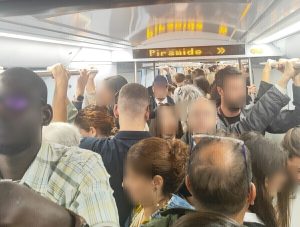 Metro B, nuova giornata di passione per i pendolari. Attese infinite e treni stracolmi