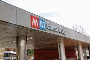 Picchiata e rapinata in pieno giorno fuori dalla fermata metro 