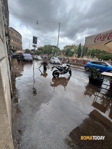 Temporale a Roma: allagamenti e alberi caduti, strade chiuse e disagi in tutta la città