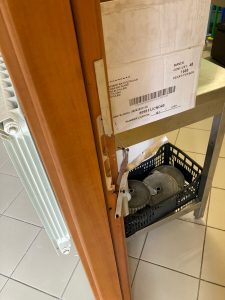 Scuole sotto attacco, non si fermano furti e atti vandalici: tre strutture colpite in una notte