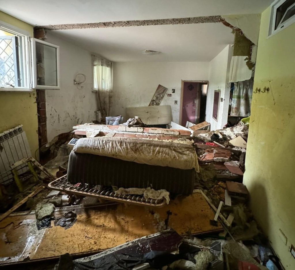 Nubifragio a Roma Est, donna scappa dalla finestra per non affogare: "Decine di famiglie rimaste senza casa"