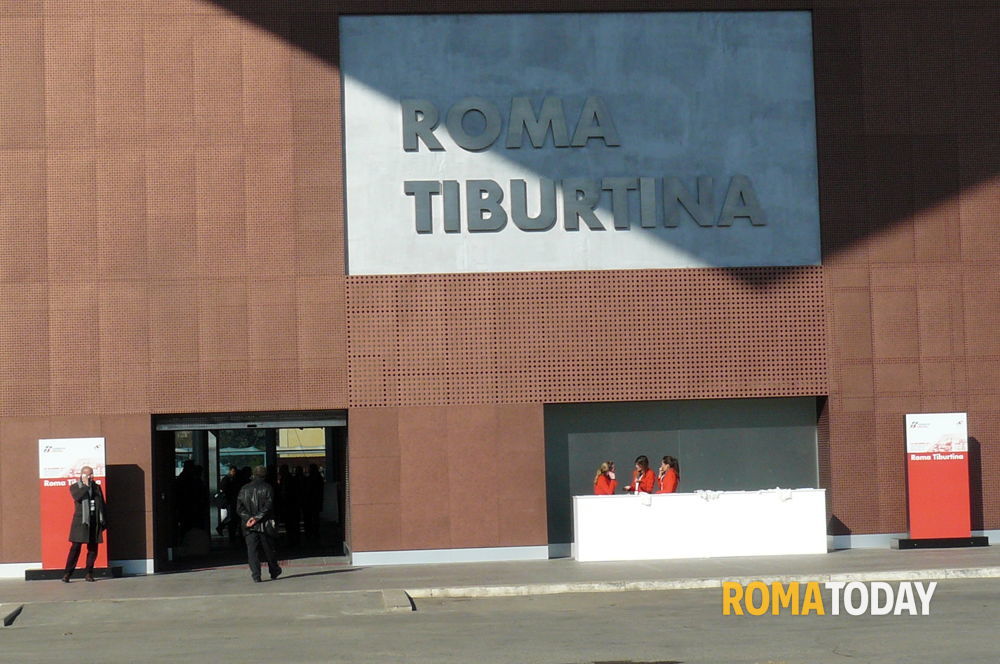 Choc alla stazione Tiburtina, donna precipita dal piano superiore sulle scale mobili e muore