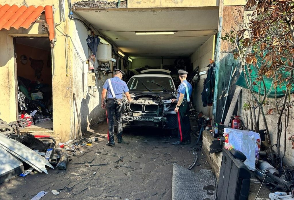 L'officina è il cimitero delle auto rubate. Un furgone della ditta di spedizioni per consegnare i pezzi