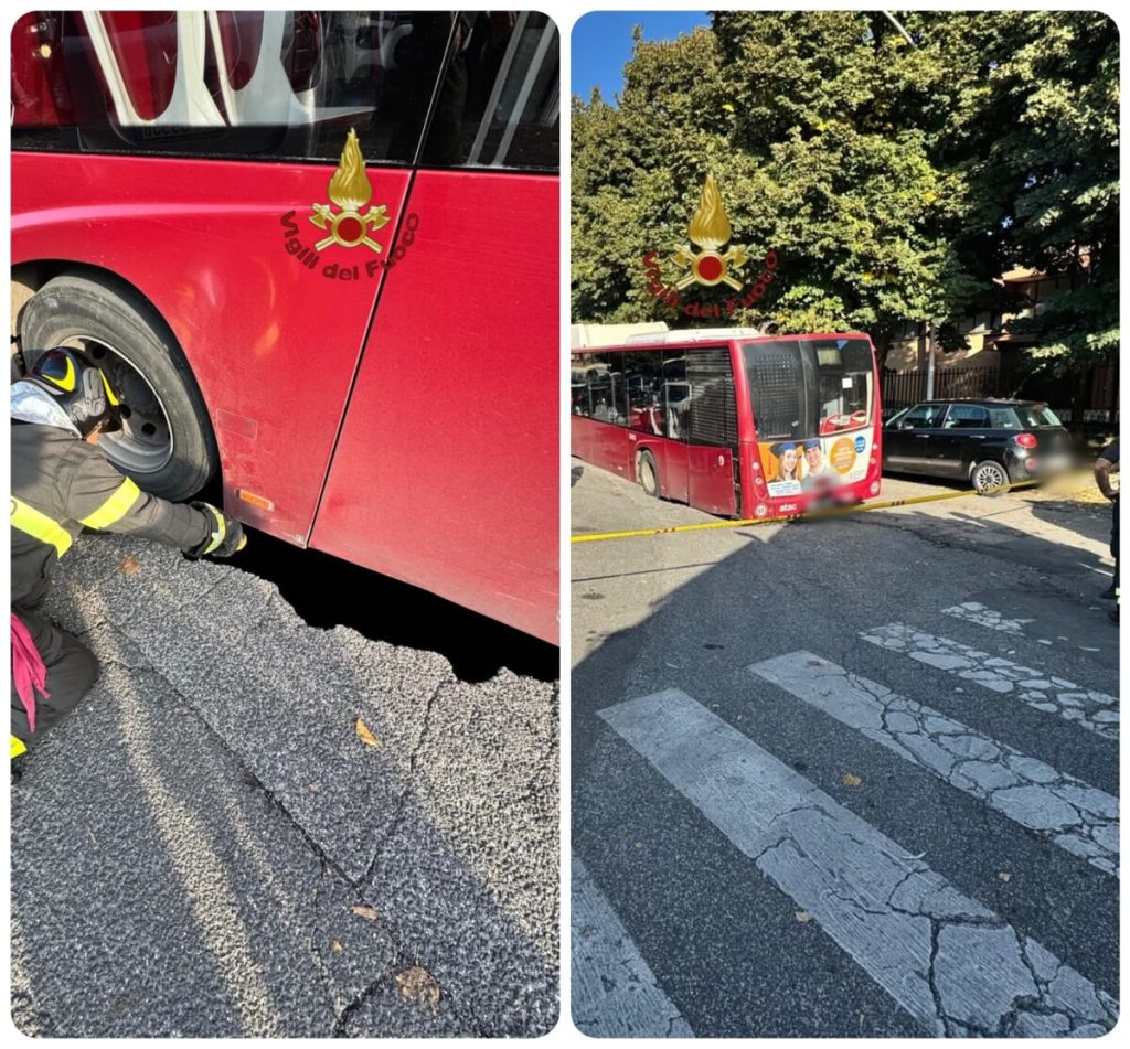 Autobus in bilico su una voragine davanti al parco della Caffarella
