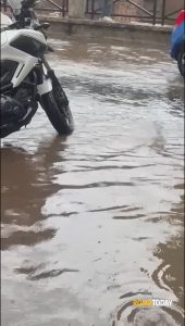 VIDEO | Temporale a Roma: commerciante stura tombino per salvare l'enoteca dall'acqua