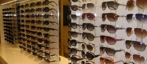 Forzano la saracinesca e ripuliscono il negozio di ottica, caccia alla banda