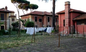 Passeggiata al tramonto tra i lotti della Garbatella
