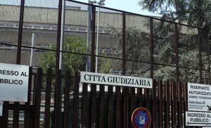 In tribunale per essere processato ruba una bici elettrica