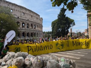 Pulizie straordinarie al Colosseo: i volontari di Legambiente raccolgono 246 chili di rifiuti