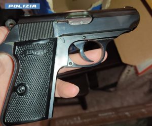 Il garage come deposito per la droga, in casa fucili e una pistola. Tassista nei guai