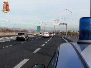 Inseguimento da film sulla A24: latinos in fuga, gli automobilisti li filmano