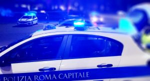 Incidente a Roma, 49enne perde il controllo dello scooter cade e muore