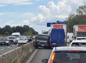 Contromano per 17 chilometri sulla Pontina: la folle fuga a bordo di una Jeep rubata