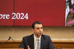 Case all'asta per pagare i debiti. Si può evitare, come spiega il libro di Cesare Rosati