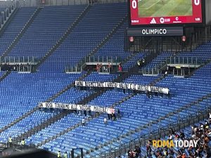 "Non rispettate le nostre bandiere", la curva Sud protesta. Fischi e spalti vuoti 30 minuti