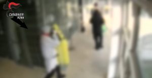 Travestimenti e dipendenti sequestrati. I colpi dei rapinatori mascherati
