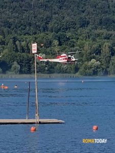 Due giovani si tuffano per un bagno nel lago e non riemergono. Sommozzatori al lavoro