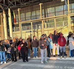 Un guasto manda in tilt la Roma Nord: treni cancellati, stazioni chiuse e persone in strada