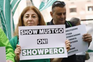 I lavoratori del turismo scioperano in attesa del nuovo contratto. Ma i sindacati protestano divisi