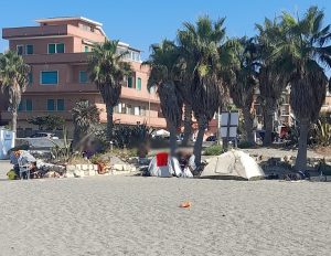 Ostia, sgomberata tendopoli nella spiaggia libera del Comune